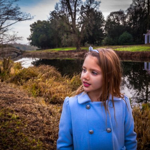 Nena en el río / Girl at the river